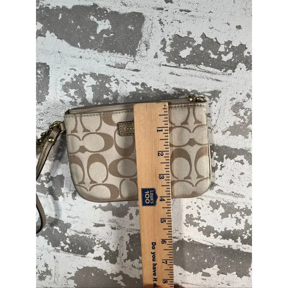 Coach | wristlet as is cream